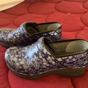 Dansko eur 37 patent leather blue & gray flowers